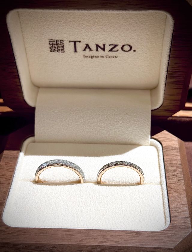 妻は小さいダイヤを散りばめ、私はスターダスト加工にしてます