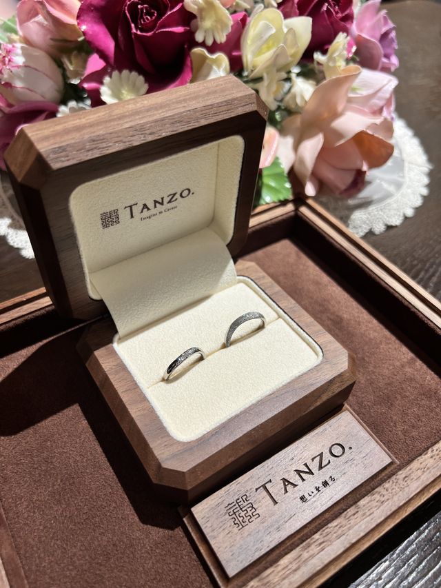 ダイヤの数にもこだわり、1つのダイヤをスカイブルーのダイヤに