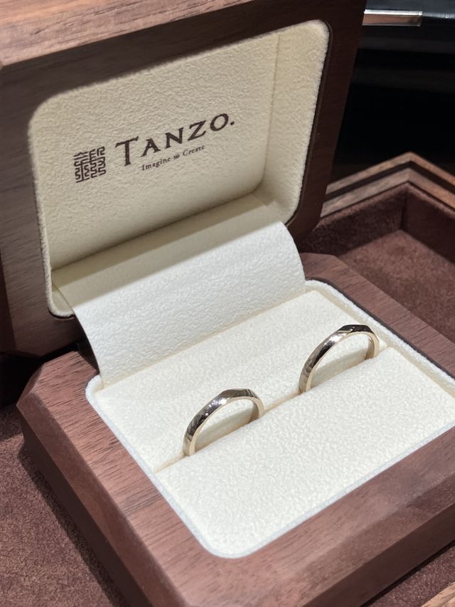 形状は平甲丸ストレート、色はシャンパンゴールドです。