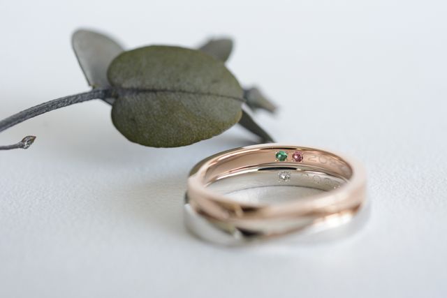 シンプルなデザイン。裏にはそれぞれの誕生石。