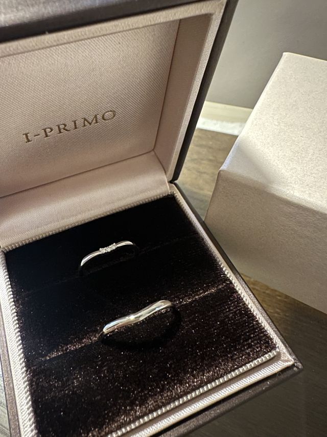 小柄な指にもフィットするV字のデザイン