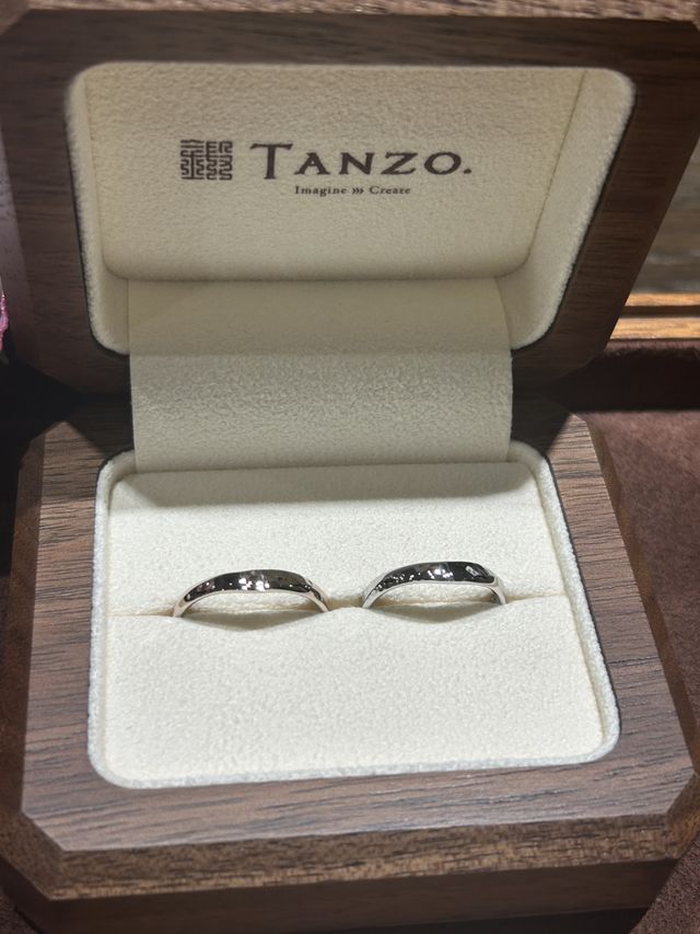 左が男性
右が女性
V字、面取り、2本ライン