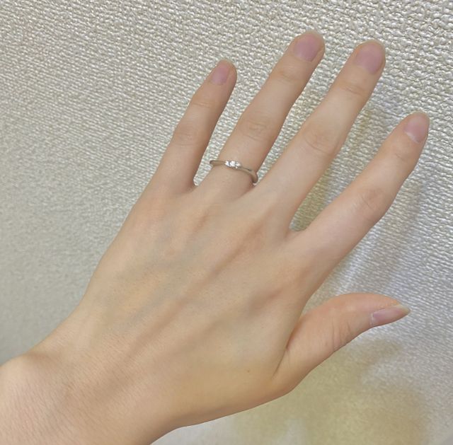 シンプルになり過ぎないちょうどいいバランスの指輪です。