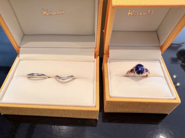 左から男性用、女性用結婚指輪、婚約指輪