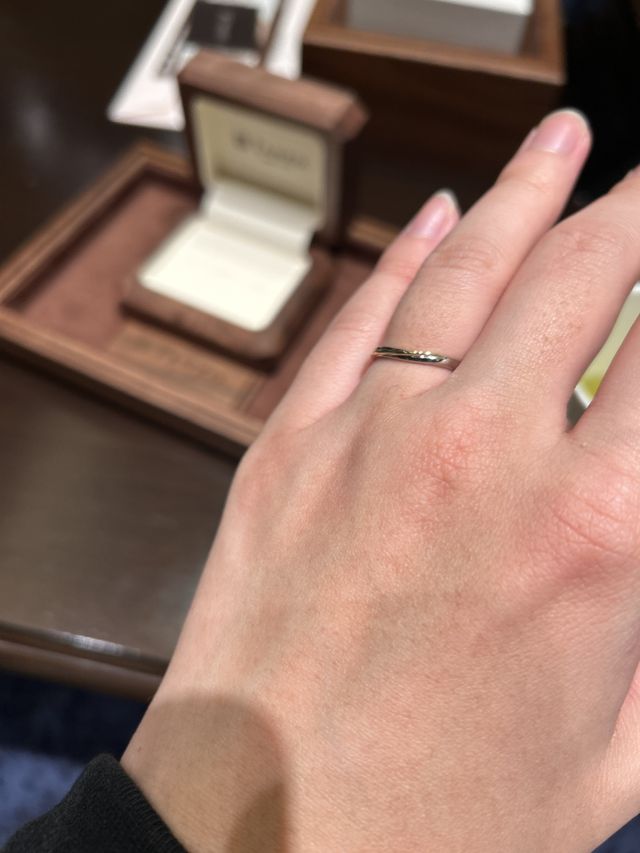 ゴールドでは珍しくグリーン色のものがあり気に入ってます