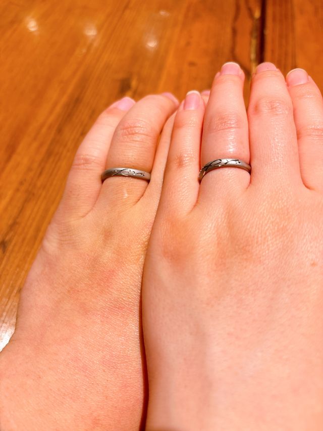 側面のイニシャルをモチーフにしたデザイン