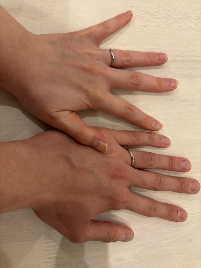 二人で装着した写真です。デザインがとても素敵で選びました