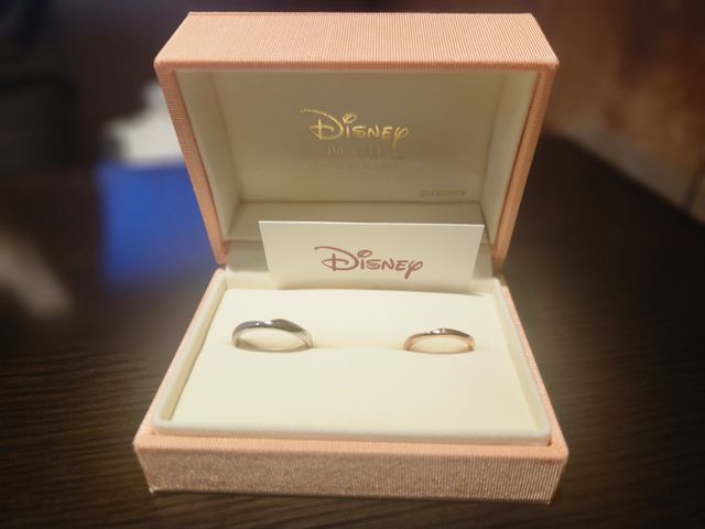 プラチナが男性、ピンクゴールドが女性です。