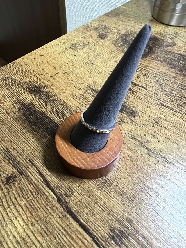 凹凸があり記念日と日付が記入されているプラチナリング