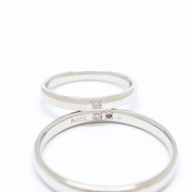 1つのダイヤを2つにしそれぞれの指輪に入れてます。