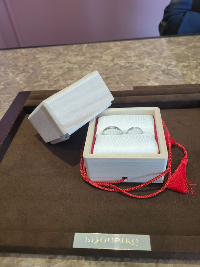 受け取って、一番最初に撮った指輪の写真です