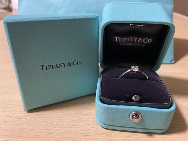 ティファニーで購入した婚約指輪です。