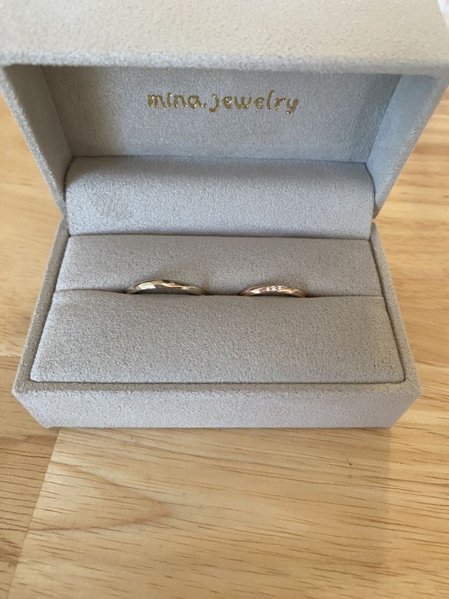 夫　ゴールド
妻　ピンクゴールド