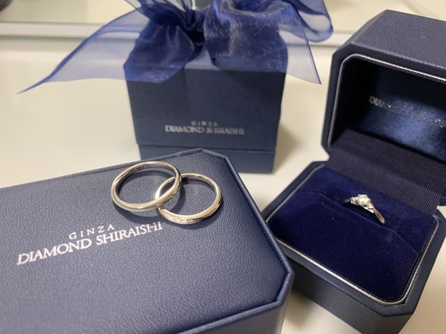 ボックスとリング、婚約指輪です。
