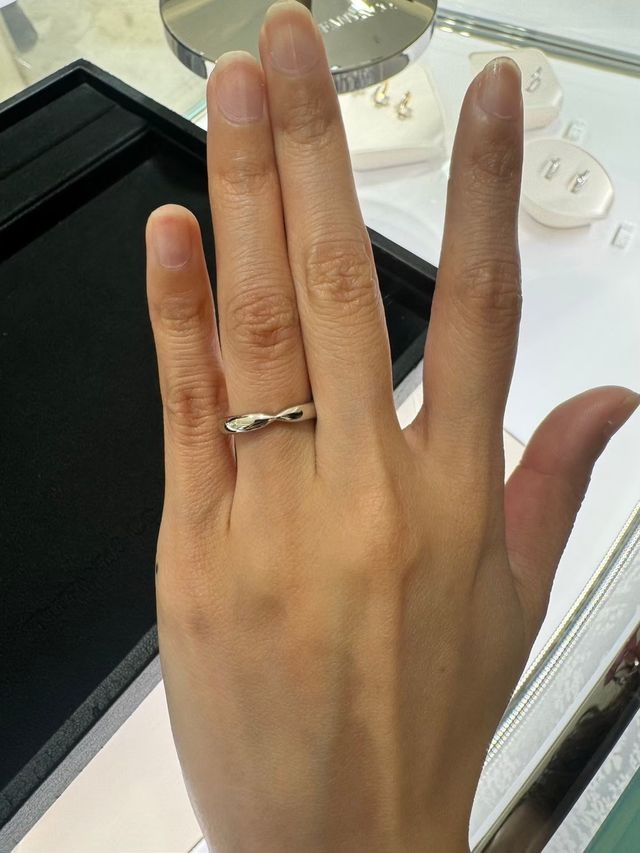 厚みのあるシンプルなデザインでした。