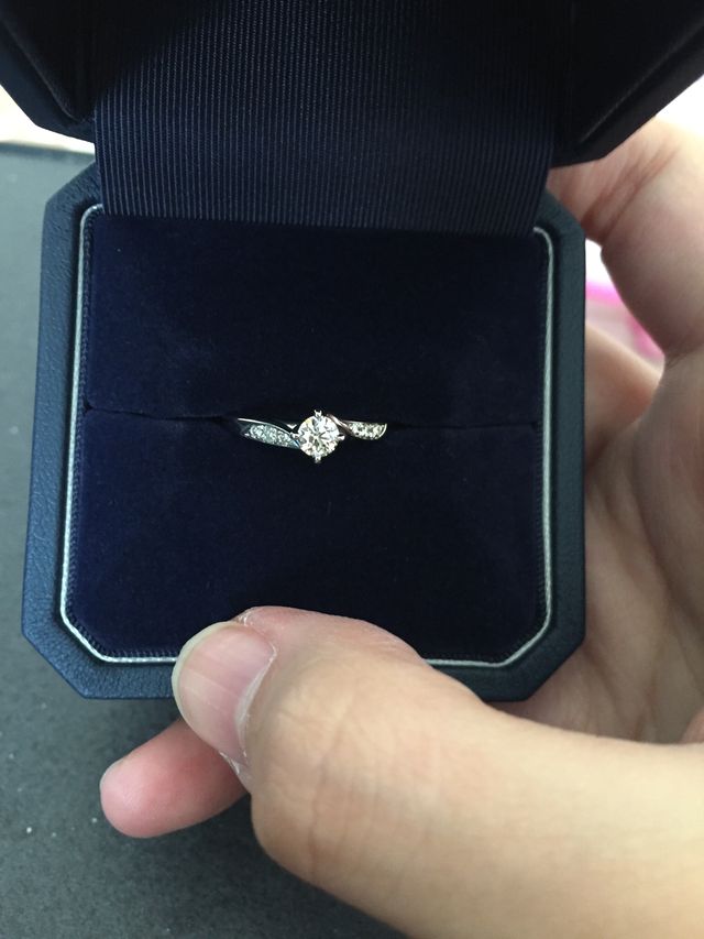 ダイヤの輝きが忘れなくなり購入しました。