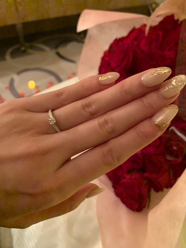 指輪を指につけた時の写真