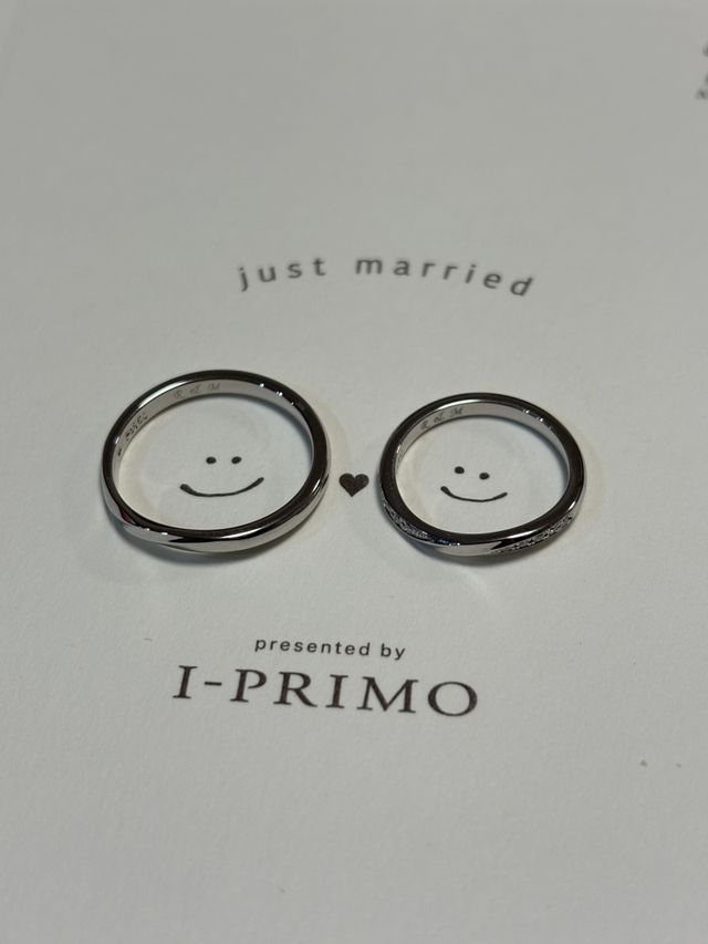 アイプリモさんから頂いた紙を使い、2人の指輪を撮りました。