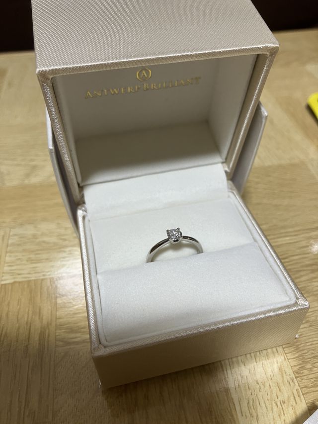 記念日と同じカラット数、妻のお気に入りのデザインにしました。
