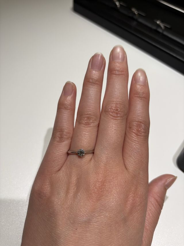 ダイヤモンドの煌めきと、丸みのある爪のつけ方に惹かれました。