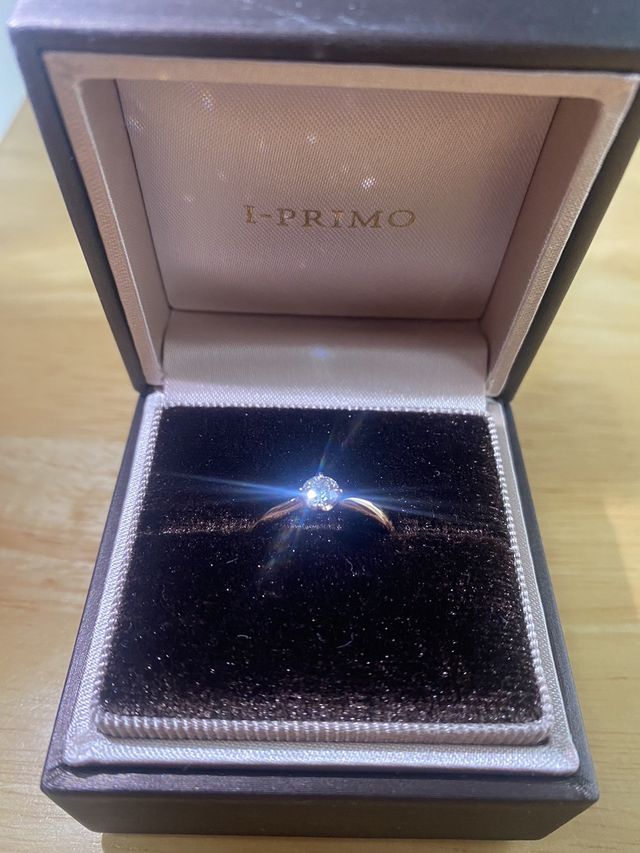 婚約指輪のダイヤの輝きが1番映えるタイミングを撮りました♪