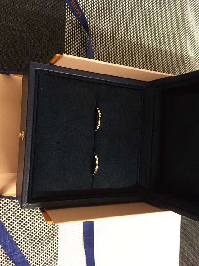 光の加減で色々な形が浮かび上がります