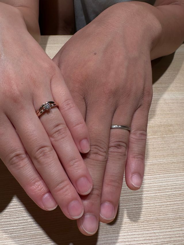 結婚指輪に婚約指輪も重ね付けした画像です！