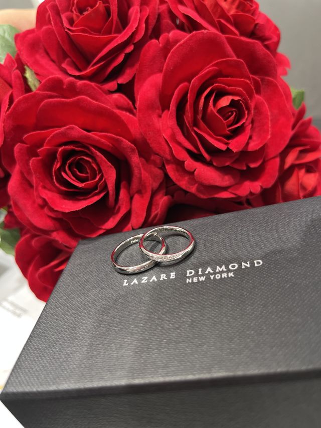 赤い花に負けないくらいダイヤモンドが輝いていました。