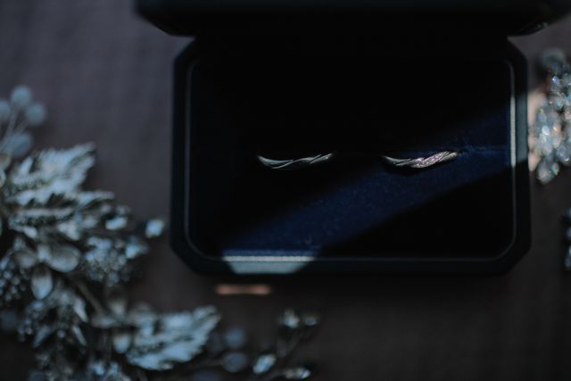 結婚式当日にリングピローにおさめて撮ってもらいました。