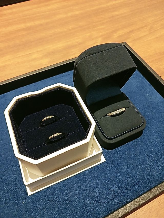 婚約指輪と結婚指輪です。
