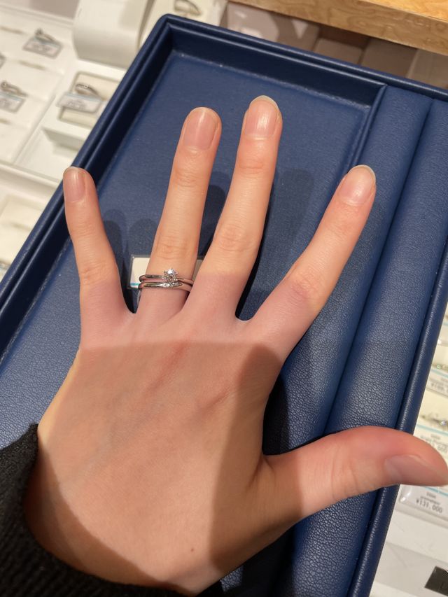 結婚指輪と重ね付けした際のバランス重視しました