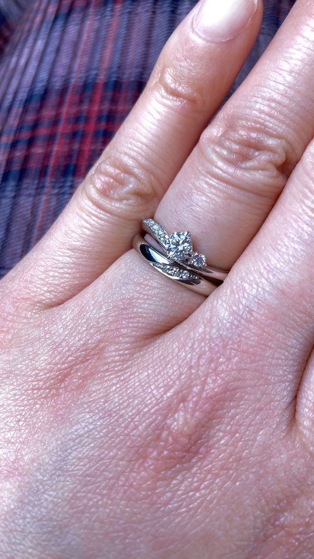 結婚指輪と婚約指輪を重ね付けした写真です