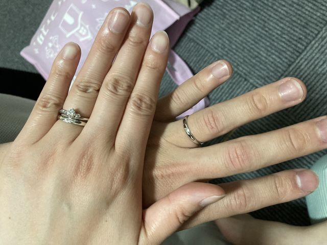 2人の手を撮影したものです。