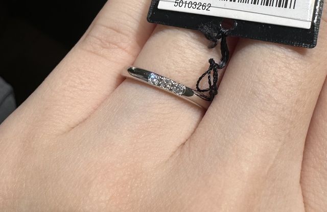 輝く３つのダイヤが魅力的