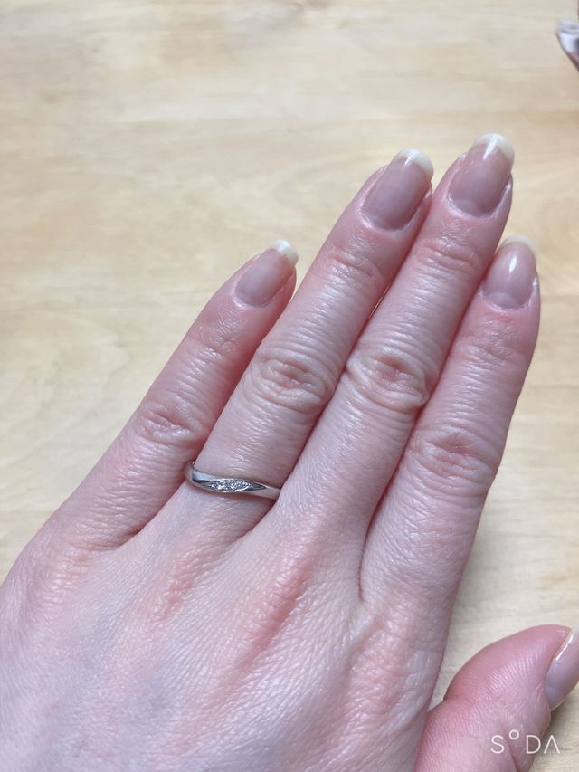 ウェーブでメレダイヤ3つです。華奢で指が長くみえる気がします