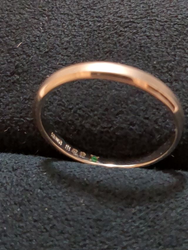 誕生石は2人でエメラルドを選択。