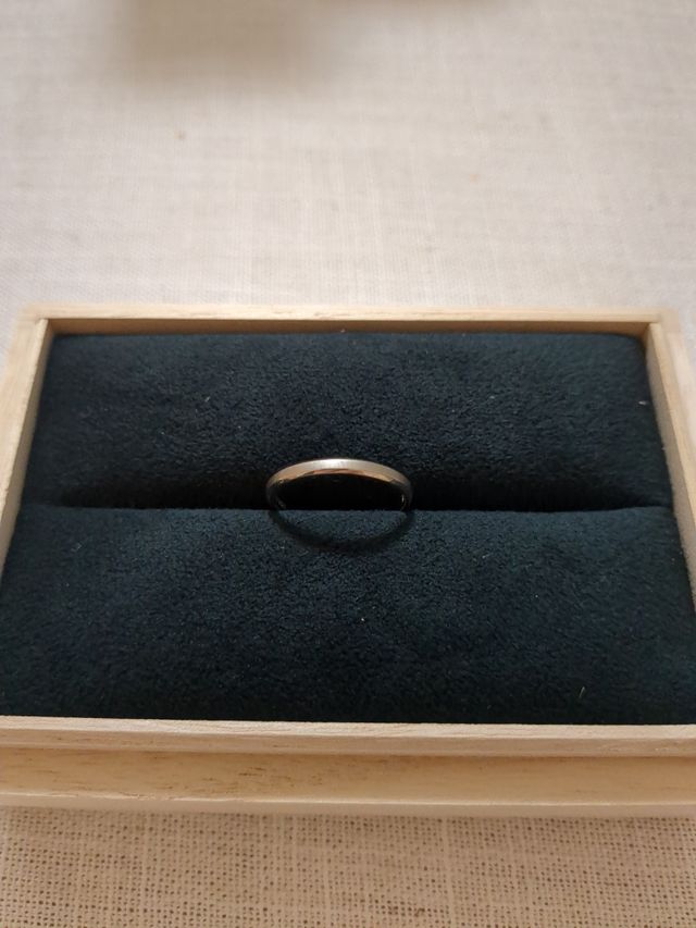 シンプルデザイン。リング内側に内石として誕生石をつけられる。