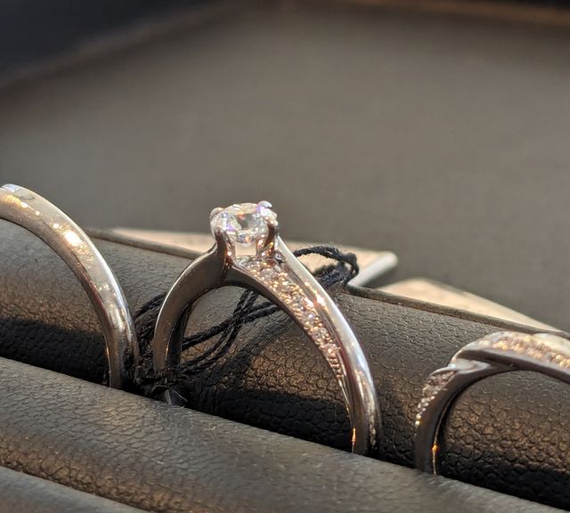 特許技術のリフレクティブセッティングにより浮いて見えるダイヤ