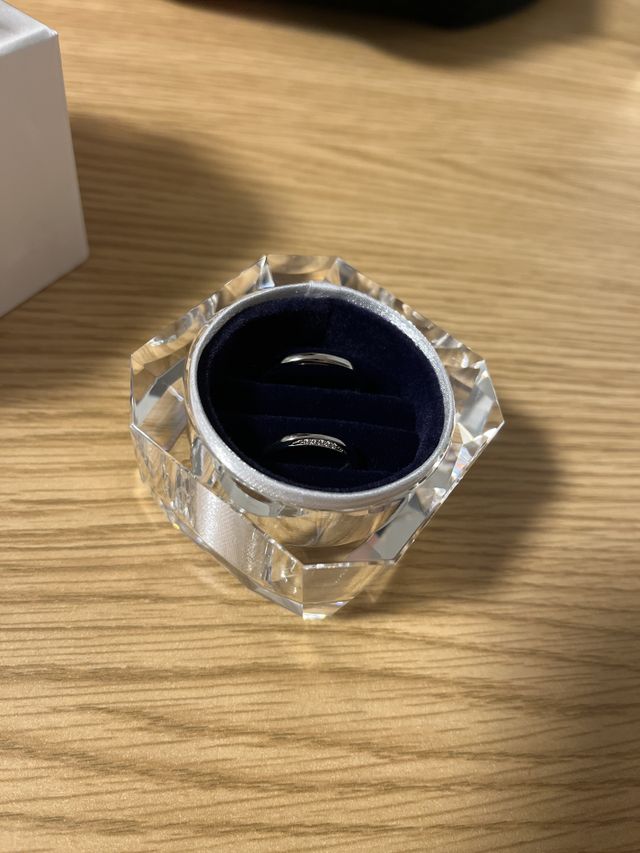 シンプルなデザインですが、輝き、光沢感はとてもきれいです。