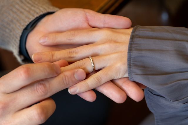 初めての指輪交換の瞬間を店主の方に撮って頂きました。