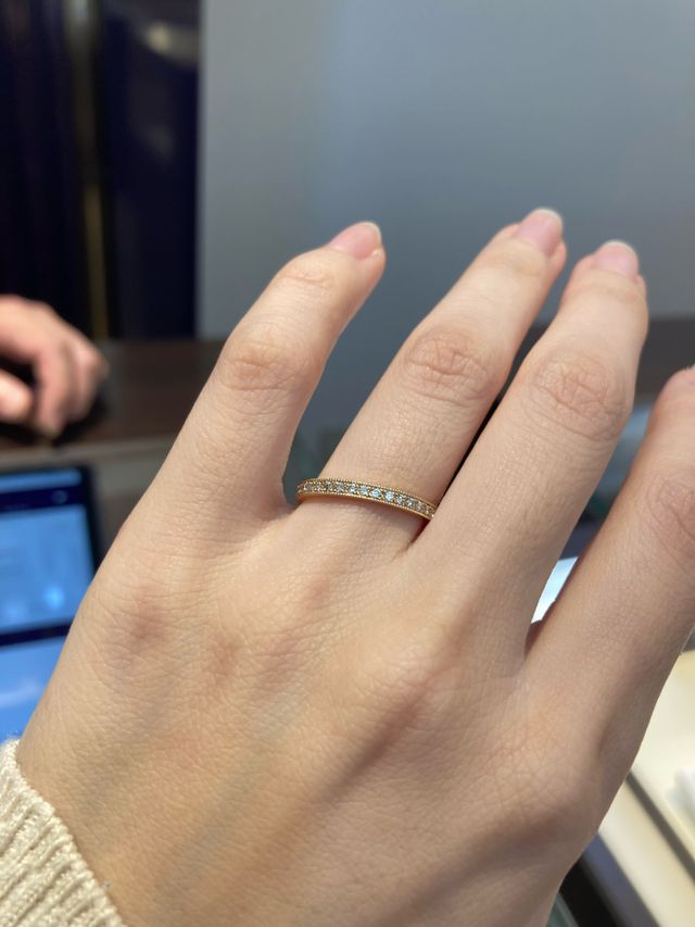 ハーフエタニティ、素材はゴールドの指輪です。