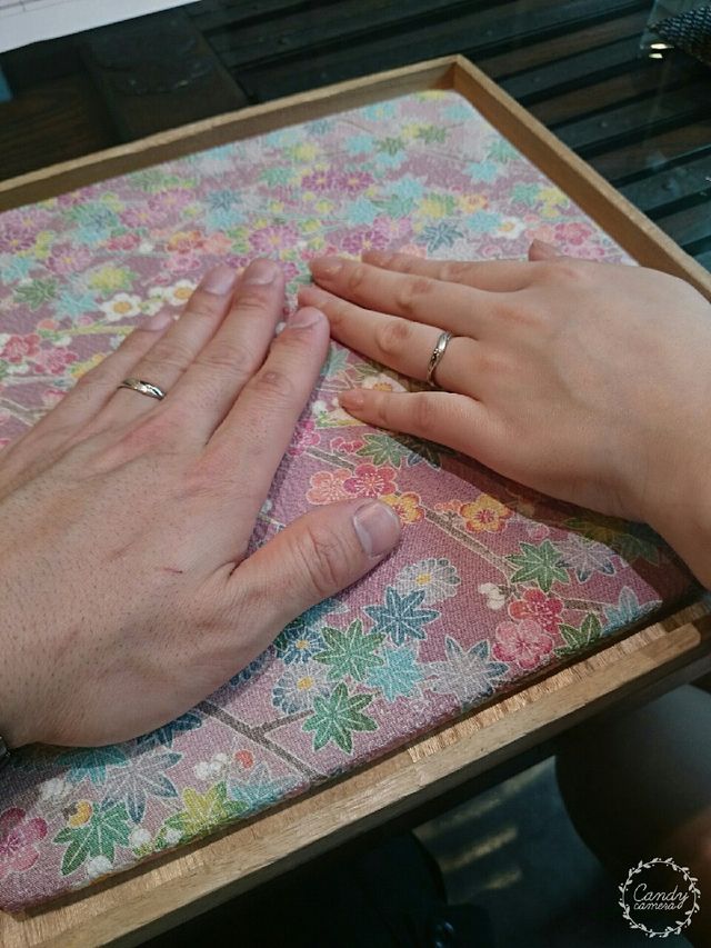 内側に結婚記念日、名前、誕生石が入っています。