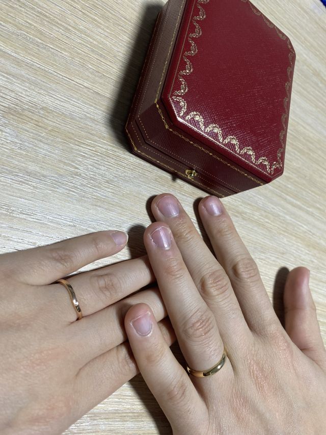 指輪をつけた写真です。