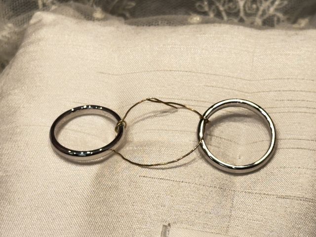 純金の糸を指輪に2人で結びました