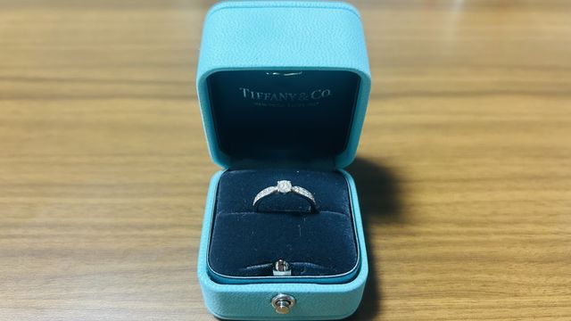 憧れのティファニーブルーボックスに入った婚約指輪です