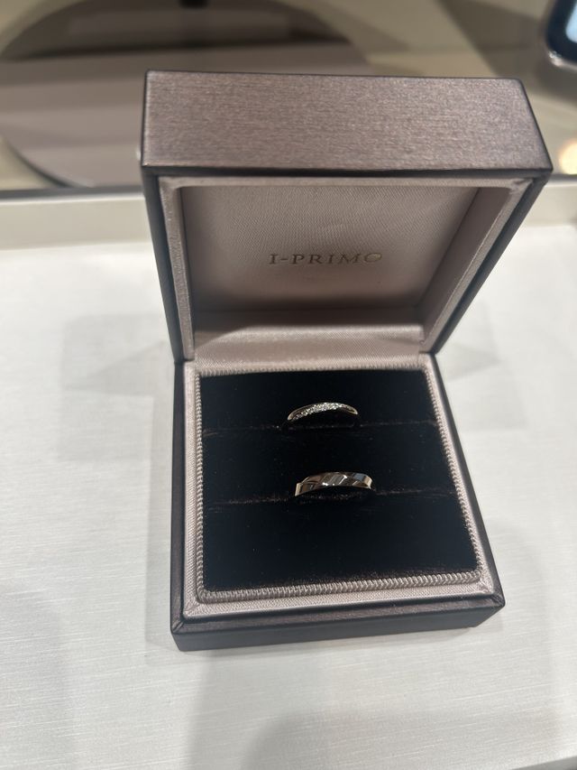 指輪を受け取った際に店舗で撮った写真です。