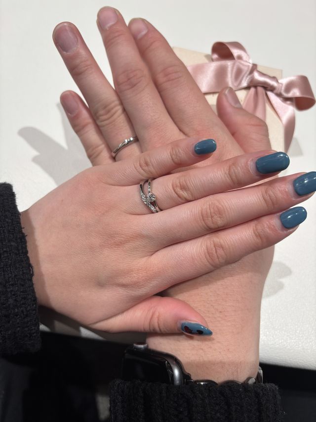 以前購入した婚約指輪も付けて写真を撮りました。最高でい