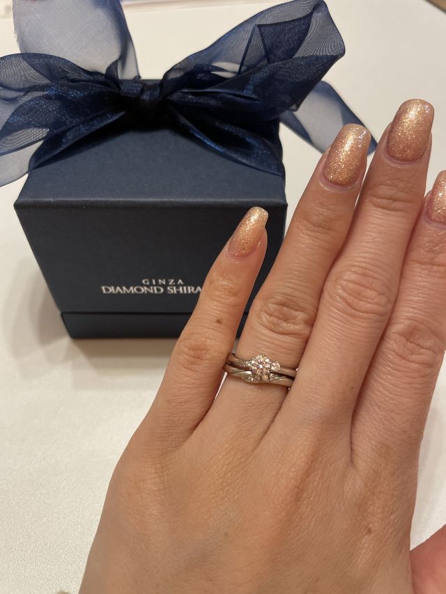 セットリングで選びました。
とても華やかで気に入ってます。