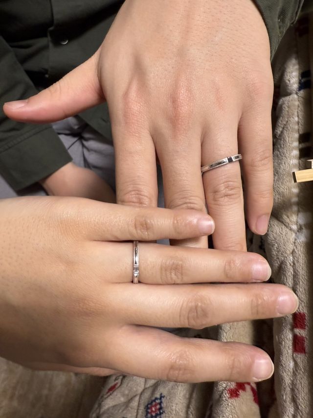 指輪のデザインが男女で同じで、石の色が対になっています。