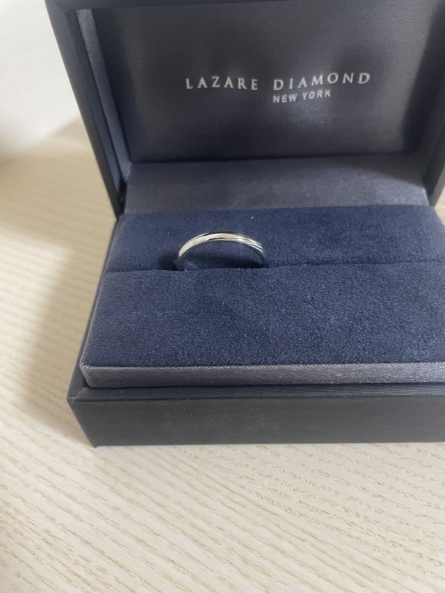 ラザールダイヤモンドで購入した結婚指輪です。